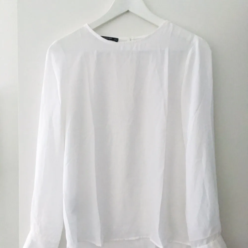 ✨ Perfekta vita basic-blusen från Zara ✨ Storlek XS, men passar mig perfekt som brukar ha S ✨ Betalning via swish & jag fraktar. Blusar.