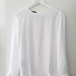 ✨ Perfekta vita basic-blusen från Zara ✨ Storlek XS, men passar mig perfekt som brukar ha S ✨ Betalning via swish & jag fraktar