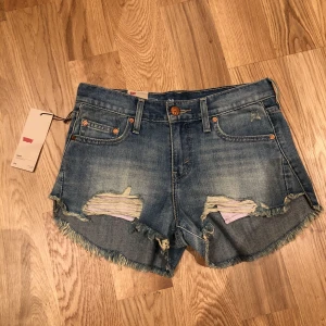  - Jeansshorts från Levis, oanvända och med lappar kvar. Waist 26. Modellen heter Dip back short.