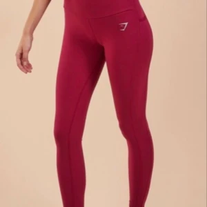  - Gymshark leggings/tights i modellen ’Aspire’ i färgen Beet. Nya, endast provade. Fickor på sidorna för mobil eller liknande. Passar en med storlek S-M. 