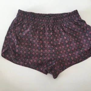  - Korta shorts från forever 21. Använda 1 gång. (Frakt tillkommer om du ej kommer och hämtar) 