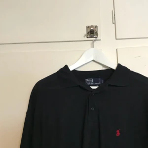 - Polo by Ralph Lauren-tröja. Köpt på Humana. Storlek M-XL så verkligen beroende på hur du vill att den ska sitta. Jag är själv en S, brukar ha den nerstoppad i vilka byxor som helst, perfekta plagget till alla outfits! 