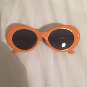 Säljer dessa coola solglasögon i retro-stil🧡 Köpta på Plick då jag inte hittade mina egna men har nu hittat de så har två💖
