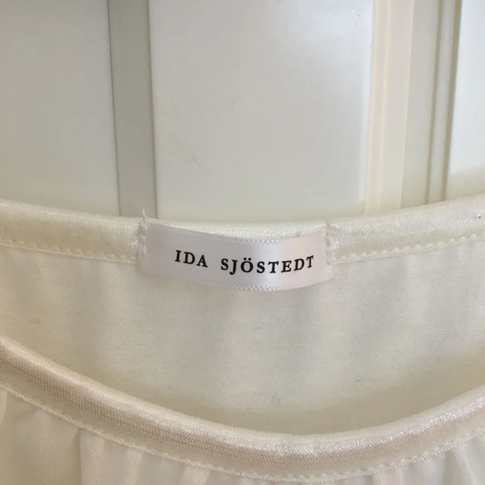Superfint linne från Ida Sjöstedt i stl xs. Använd en gång och är därför i nyskick. Toppar.