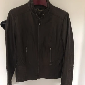  - Mörkbrun läderjacka i god kvalitet. Liten 38a i storlek. Nästan oanvänd.  Skriv för fler bilder. 