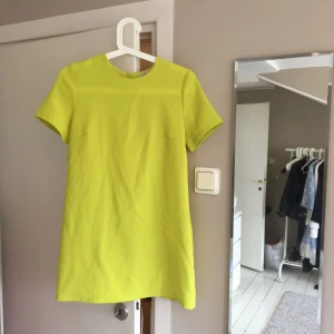  - Kort klänning med nitar i ryggen. Köpt i USA 