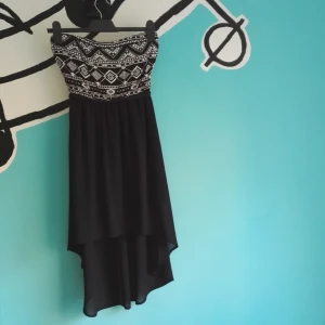  - All time favorite klänning från Forever 21, verkligen så sjukt snygg. Det står storlek L, men den passar mycket bättre för S/M. Klänningen är längre bak och kortare fram vilken gör det en väldigt flowy effekt. Fortfarande i topp skick!