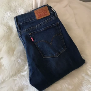  - Ljusa levis jeans. Dom är väldigt bra skick eftersom dom bara är testade. Köpare står för frakten 🌸   