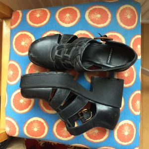  - Vagabondskor(modell Dioon) i strl 38. Normalbegagnat skick, relativt oanvända. Vissa märken längst fram. Köpare står för frakt eller så kan jag mötas upp i Stockholm.