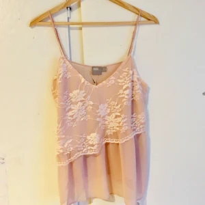  - Linne från Asos i storlek 40. Dock liten i storlek. Aldrig använd, lappen sitter kvar.   Finns i Göteborg, frakt tillkommer 36kr. 