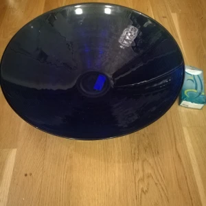  - Stor glas skål i kornblått  Mötas upp i T-centralen Åhléns, gamla stan... Swish el kontant  Fint skick ,som ny 