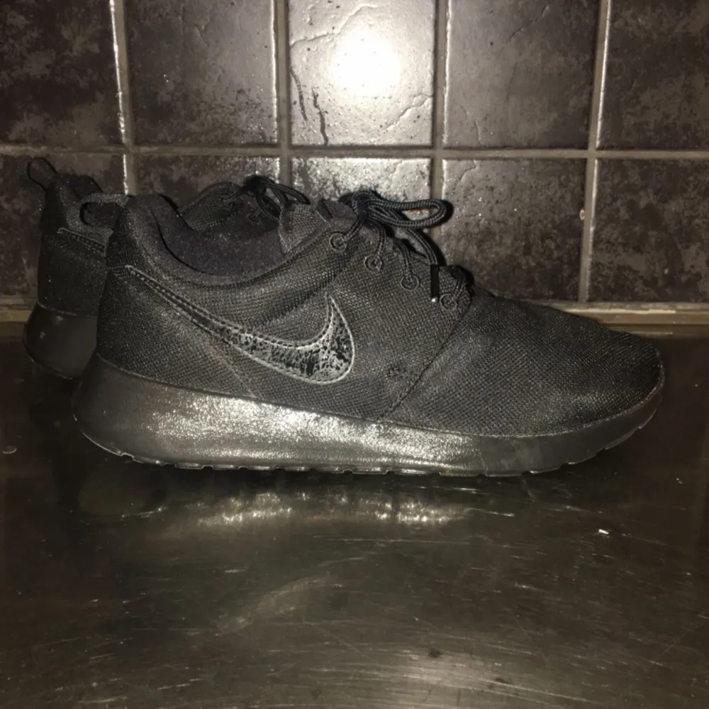 Nike Roshe One storlek 38.   Endast använda vid ett tillfälle, säljes pågrund av fel storlek. Nypris 899:- köpta på Zalando. Supersnygga, lätta och sköna skor. . Skor.