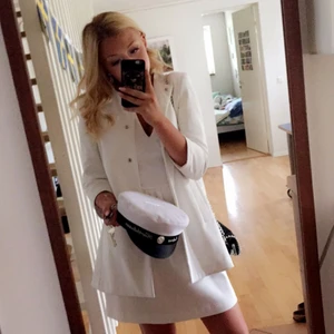  - Säljer min studentklänning från VILA köpt 2017! Bara använd på studentdagen så den är som ny (inga fläckar) 💕 Funkar till avslutningar och fest eller studenten som jag använde den till!