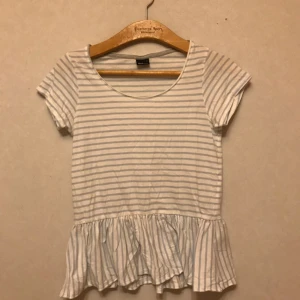  - Tunn och söt t-shirt från Gina Tricot. Vit med ljusblå ränder. Storlek XS. Frakt tillkommer!