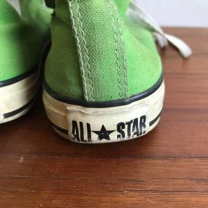  - Gröna converse  Har några revor i tyget som kan lagas!!!!  Frakt tillkommer (fraktfritt: jag kan mötas upp i Malmö!)  Skickar gärna fler bilder (även på ”skadorna”) 