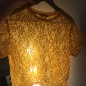  - En gul spets t-shirt från Monki. Väldigt sparsamt använt och är i ny skick. Färgen på sista bilden är den sanna färgen skulle jag säga. Köpare står för frakt ✨