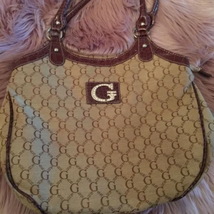  - Handväska! Köparen står för frakt på 80kr! 