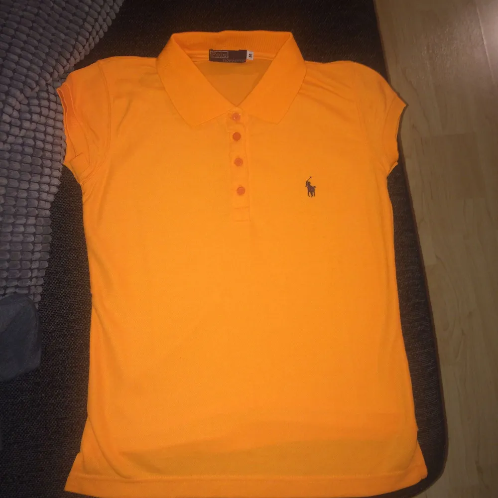 Orange polo . T-shirts.