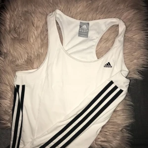  - 🔥 vit fint adidaslinne med inbyggd bh 🔥
