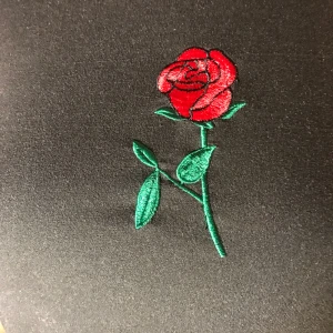  - 🌹svart t-shirt med blombroderi, super skön kvalitét. aldrig använd 🌹 