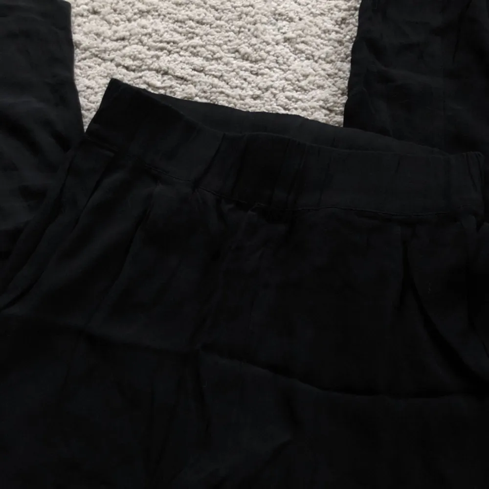 Super sköna svarta byxor från märket Samsøe. Hög midja. Storlek XS.  Stretchiga, passar även S.. Jeans & Byxor.