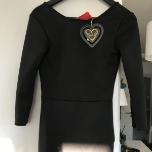  - Fin klänning med öppen rygg och slits på vänster sida på klänningen  . Lapparna sitter kvar endast provad! 