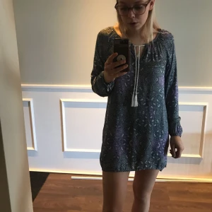  - Köpt på Cubus för ett tag sen. Endast använt den en gång! 35kr frakt. Man kan ha den som tunika och klänning