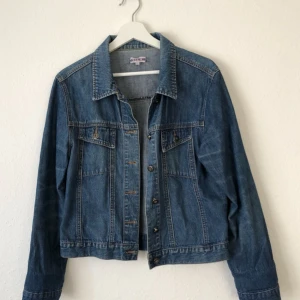  - Jeansjacka från Vila. Står storlek L men passar S-M. Köparen står för frakt