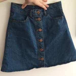 - Så fin jeanskjol från Monki! Det är en a-line modell, rätt kort. Välanvänd men i fint skick! Köparen står för frakten, kan även mötas upp i Uppsala.