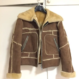  - En varm och skön vinterjacka för 200kr. Passar Strl S & M 