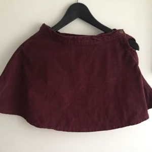  - Circle skirt från American Apparel i manchester-material. Väldigt kort men så söt! Använd en del men i fint skick!  Frakten är inkluderad i priset (postens S påse, 35kr.) Kan även mötas upp i Uppsala, då försvinner kostnaden för frakten.
