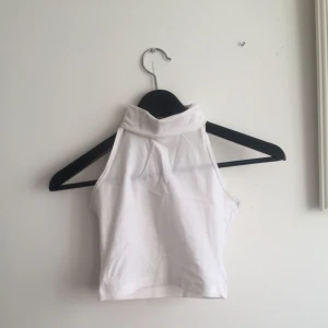  - Gulligt croppat ’linne’ med polokrage från American Apparel. Lite genomskinligt när man har det på sig.   Frakten är inkluderad i priset (postens S påse, 35kr.) Kan även mötas upp i Uppsala, då försvinner kostnaden för frakten.