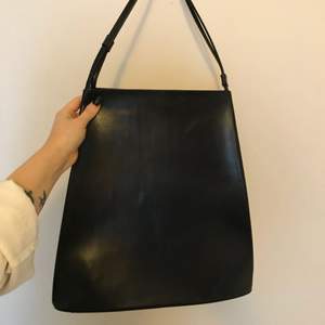 Skinnväska från märket Marimekko. Fint skick,använd en kortare period. Man får plats med mycket i den och den är väldigt stilren.