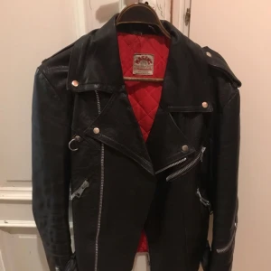  - Vintage Masens skinnjacka. Made In Sweden. Sitter som en liten L. Passar även medium. Hämtas i Uppsala eller skickas mot fraktkostnad 