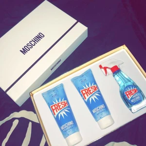  - Säljer ett set från MOSCHINO COUTURE innehållande shower gel, body lotion, och en parfym. Ca 500kr kostar parfymen i butik, body lotion ca 300kr och shower gelen ca 300kr den också. Kom med bud, lukten på dessa påminner mycket om de från Clean. Inte tagit en droppe ur någon av flaskorna, kom med bud! 