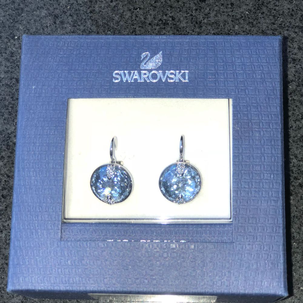 Säljer mina helt nya swarovski örhängen  Jätte fin blå färg Äkta!!. Accessoarer.