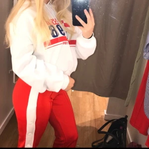  - Supersnygga byxor med slit i sidan och knappar. Använda en gång inköpspris 600kr