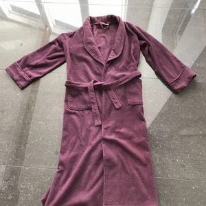  - Snygg morgonrock som knappt blivit använd. Endast testad. Passar de flesta då det går att ställa in storleken med skärpet. Mysig och varm fleece!