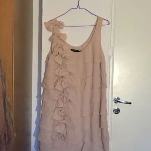  - En klänning från H&M, bra skick.