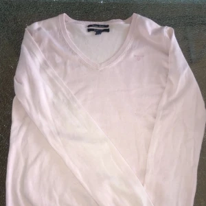  - En ljus rosa Gant tröja, stl Small. Säljer pågrund av att jag inte använder den. 
