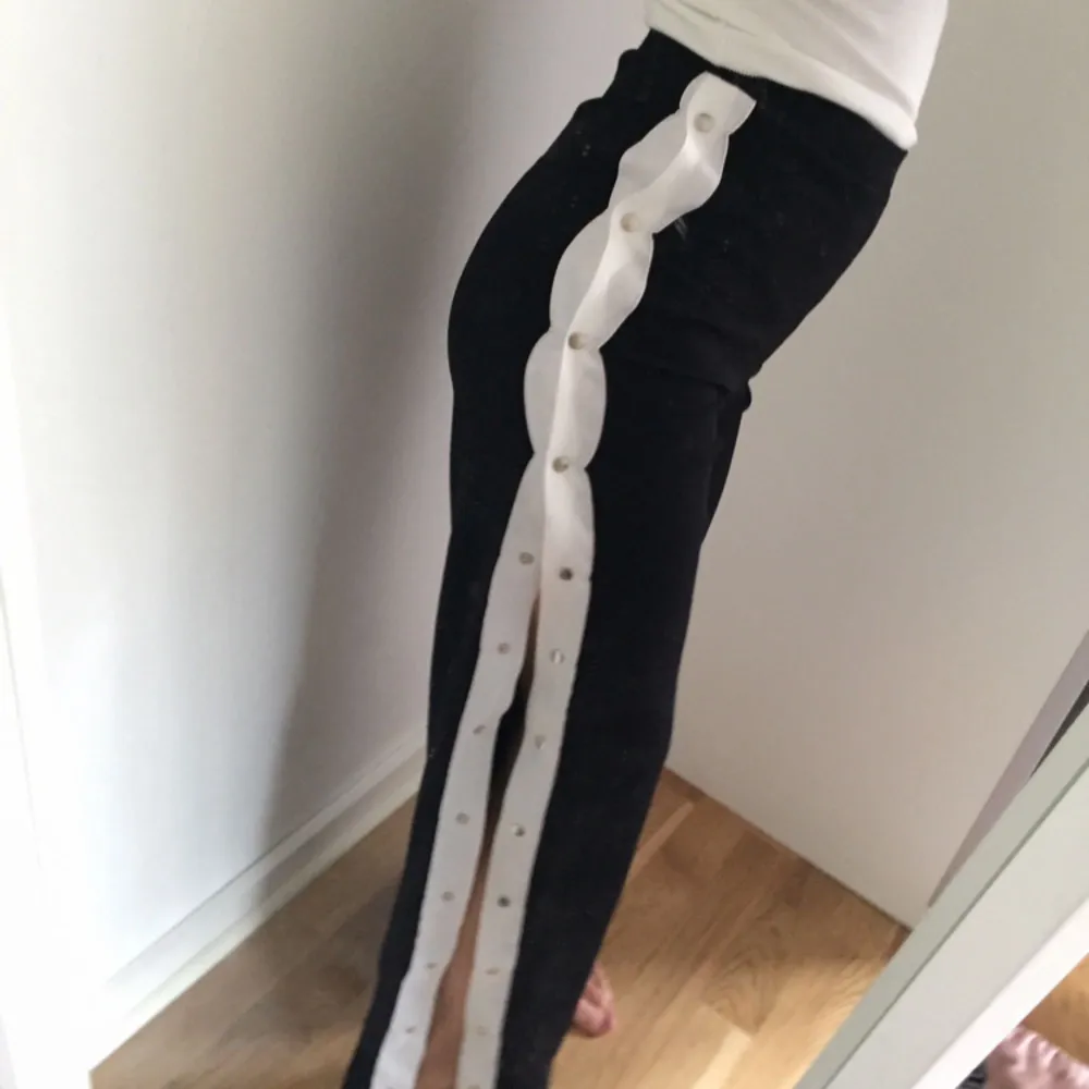 Sjukt snygga byxor!! Är Petite längd på byxorna. Så dom kan passa någon under 165cm. Storlek 32. Jeans & Byxor.