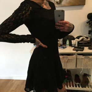  - Spetsklänning i strl xs kan inte minnas att jag har använt den, köparen står för ev frakt.