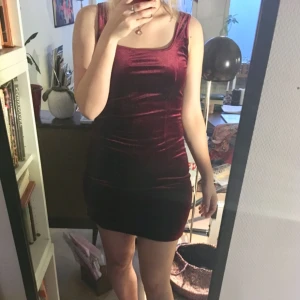  - Röd Sammetsklänning från ”Hennes Collection” med god passform. Det står storlek 38 i den men jag var snarare strl 36/S när jag använde den. Dock kan den nog tänjas ut till större storlek eftersom det är ett stretchigt material. Se gärna mina andra annonser, garderobsrensning denna veckan. 