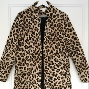  - Väldigt sparsamt använd leokappa från H&M i strl 38. Så fin till vår & sommar