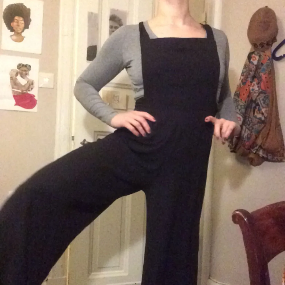Full lenght black jumpsuit, wide legs with a lovely flowy fabric and a back with straps that you can change to be straight or crossed! +50kr frakt. Kostymer.