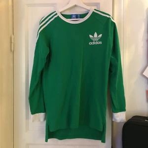  - Supersnygg långärmad tröja som jag verkligen tyckt om, men den har mest hängt framme än använts. Så den är alltså använd ett fåtal gånger!