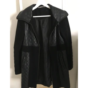  - Super fin kappa med skinndetaljer.