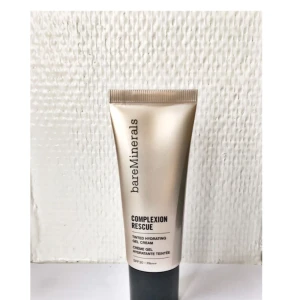  - Complexion rescue tinted moisturizer i nyansen Tan 07 från Bare Minerals har fått bra recensioner men köpte tyvärr helt fel färg. Endast testad 1 gång, är som en lätt dagkräm med färg i och går att bygga upp täckning. Den är ganska mörk men passar bra på solbränd hy. Nypris 445 kr på kicks. Köparen betalar frakten.