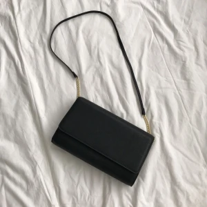  - Den går att använda som både väska och clutch, aldrig använd så i nyskick, frakt tillkommer 🌞