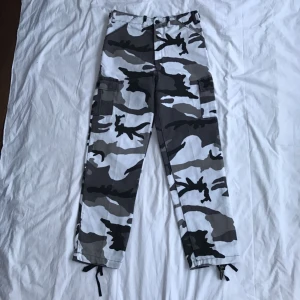  - Ascoola armypants!! Tyvärr för små för mig:/ Det står ingen storlek men skulle gissa S, dock kan man justera midjan och även längst ner vid anklarna, frakt tillkommer 🐲